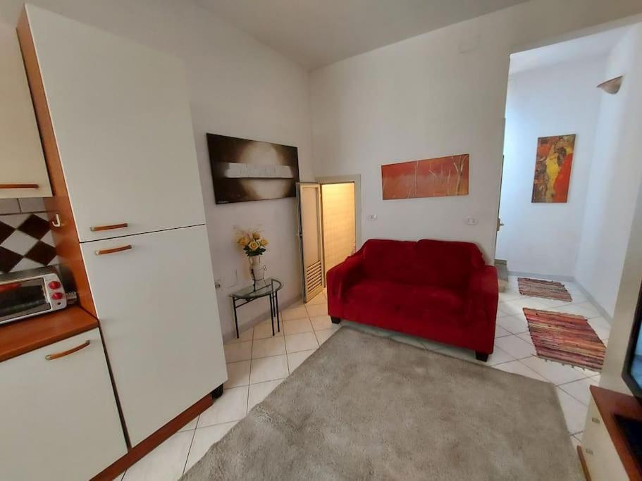 弗罗西诺内Delizioso appartamento Frosinone centro storico的客厅配有红色沙发和冰箱