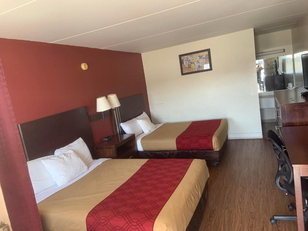雷丁King's Inn Motel的酒店客房带两张床和厨房