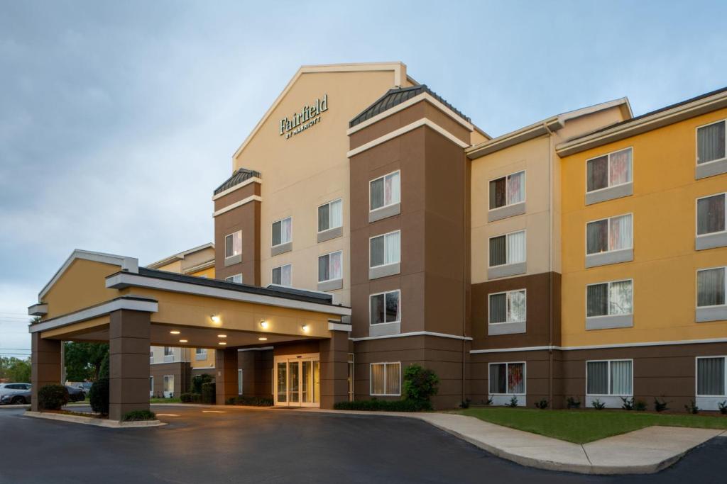 ShalimarFairfield by Marriott Fort Walton Beach-Eglin AFB的酒店前方的 ⁇ 染