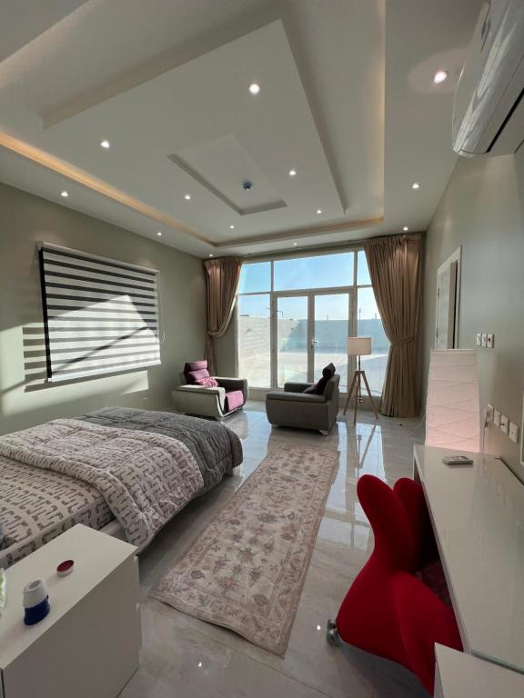 利雅德شقة حديثة حي النرجس تسجيل ذاتي的一间卧室设有一张大床和一个大窗户