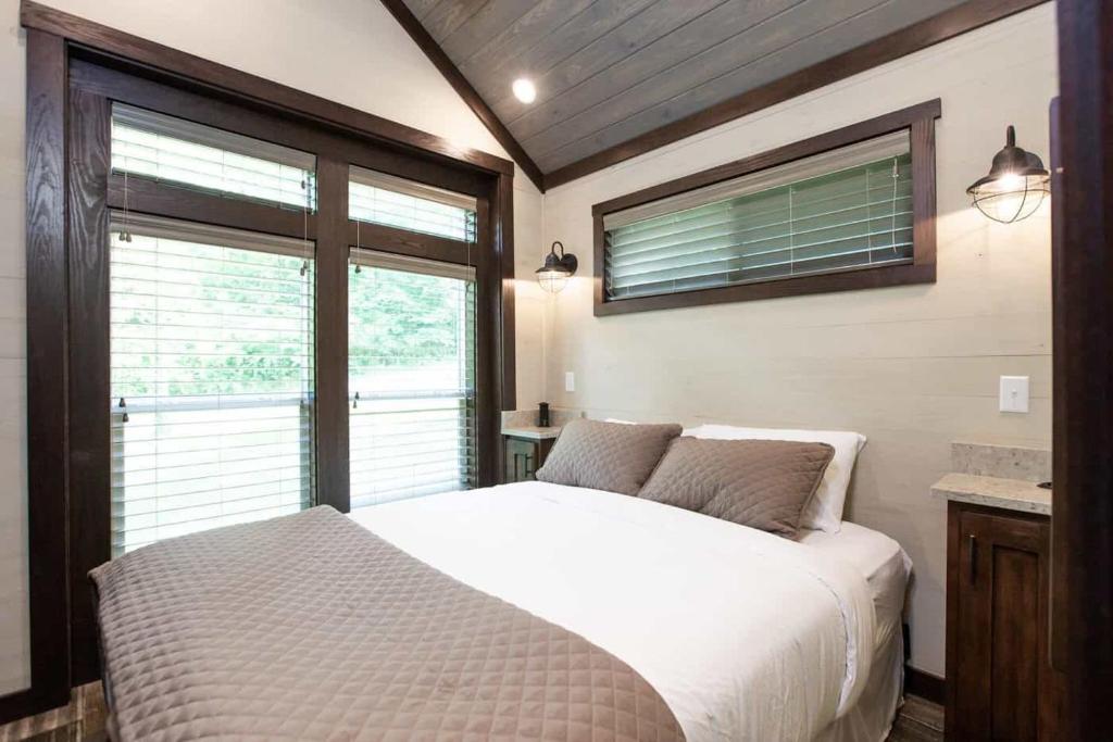 格尔夫海岸Gulf Shores RV Resort的带白色床和窗户的卧室