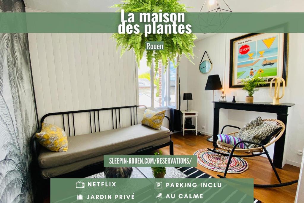 鲁昂La Maison des Plantes, charmante, atypique et cosy pour 4 personnes avec parking et jardin的带沙发和椅子的客厅目录