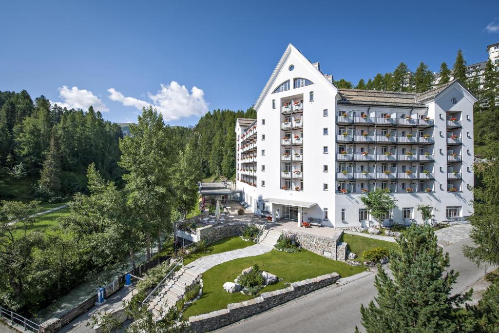 锡尔斯玛丽亚Arenas Resort Schweizerhof的山脉酒店空中景色