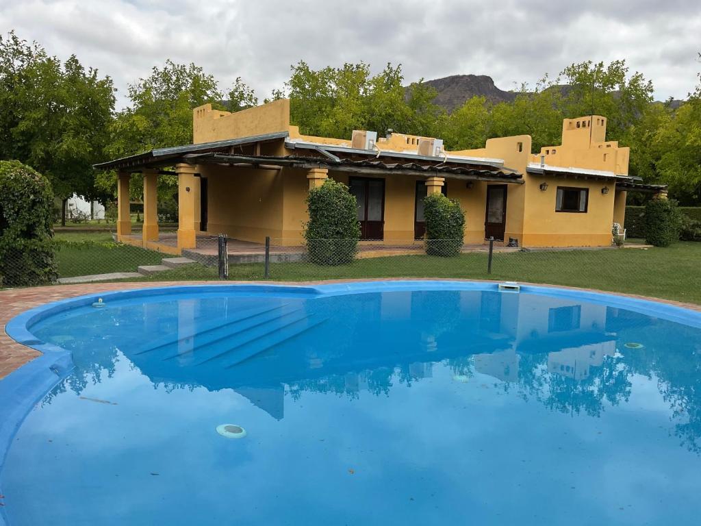 格兰德山谷Chalet Ailinco的一座大蓝色游泳池,位于房子前