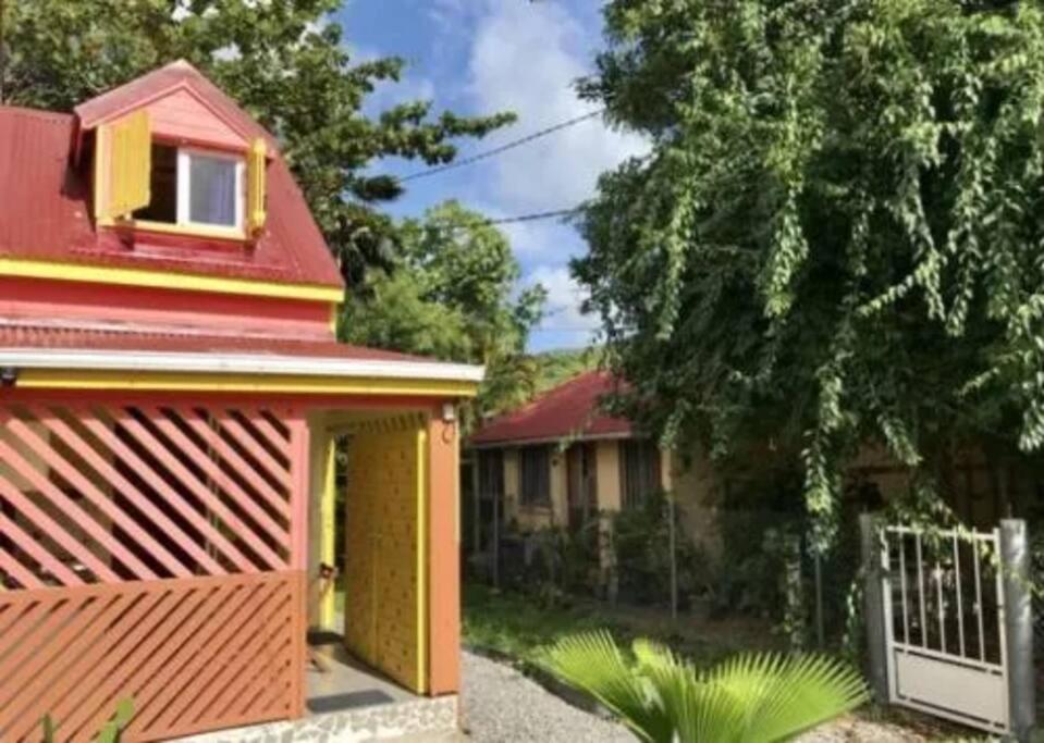 莱昂斯-达赫雷Maison colibri的一座红色屋顶和围栏的房子