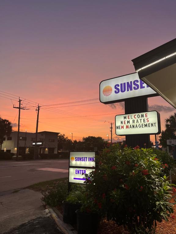 圣奥古斯丁Sunset Inn Historic District St. - St. Augustine的太阳加油站标志,背景是日落