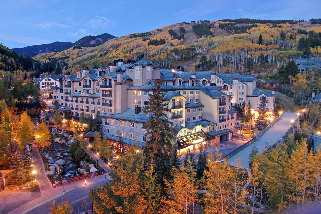 比弗河Beaver Creek Lodge, Autograph Collection的夜晚,在山区的度假胜地享有空中景色