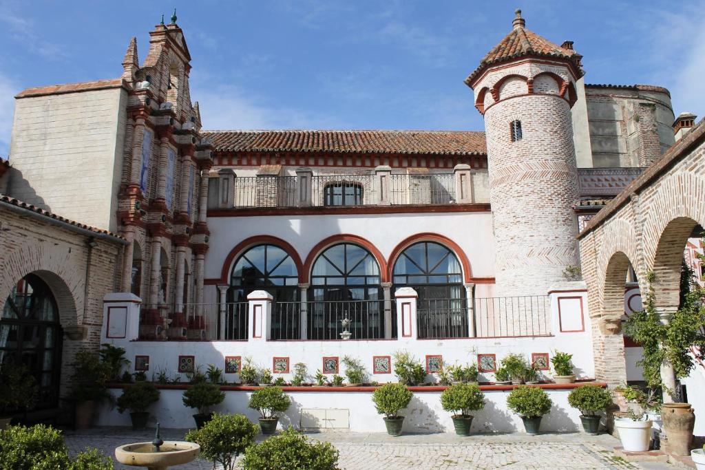 查兹拉德拉谢拉圣贝尼托宫酒店的一座有塔楼和城堡的建筑