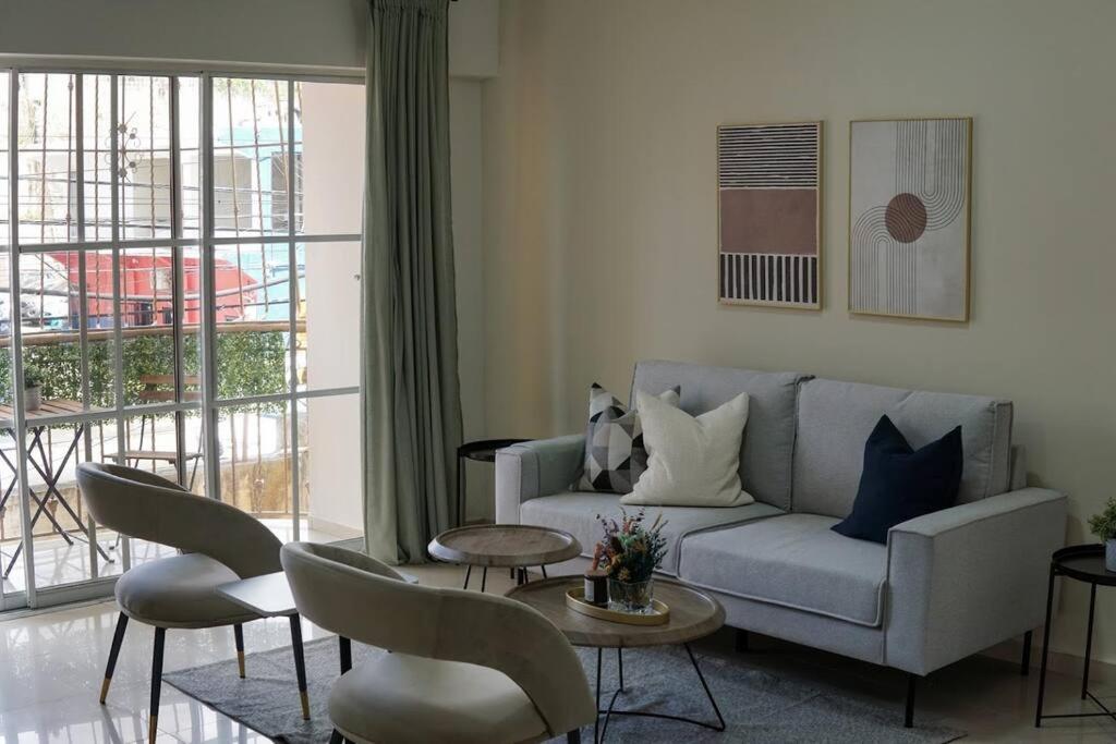 圣多明各Hermoso Apartamento Cerca de la Embajada Americana的客厅配有沙发和桌椅