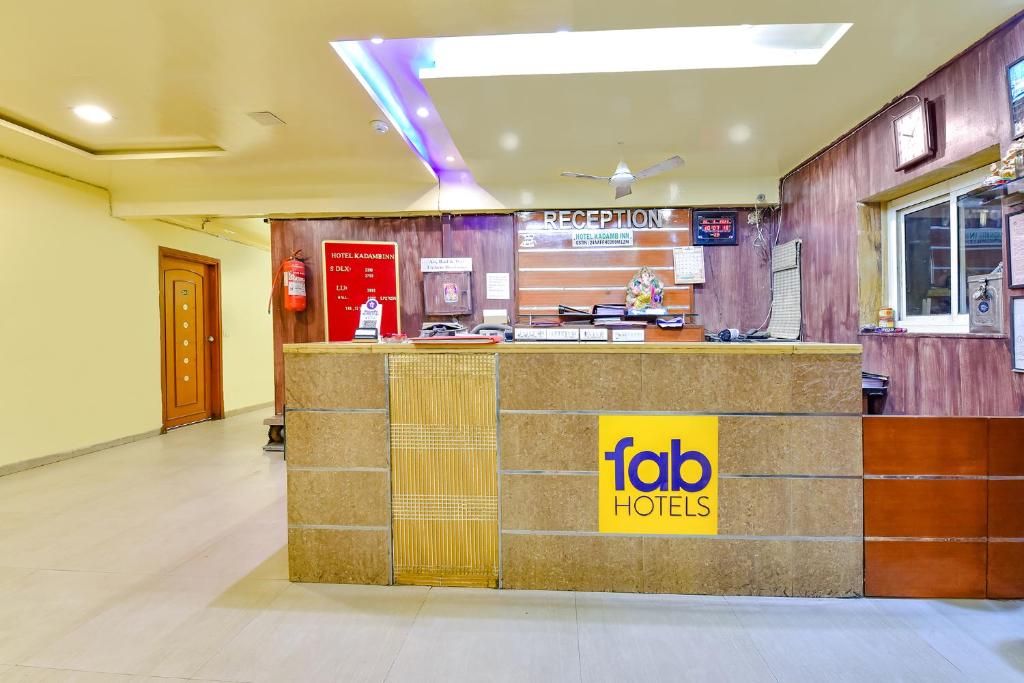 艾哈迈达巴德FabHotel Kadamb Inn的一间设有柜台的快餐店