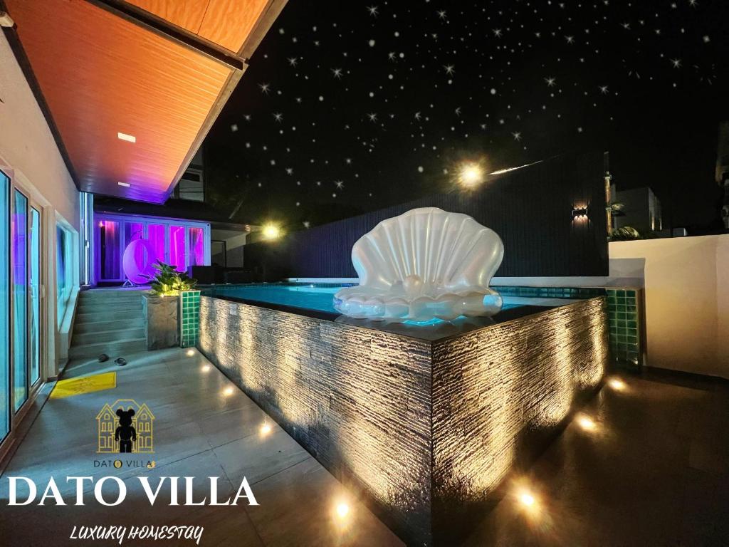 马六甲Dato Villa Luxury Homestay 12min to Jonker Street 26pax Private Pool的享有泳池的夜景,设有aania别墅