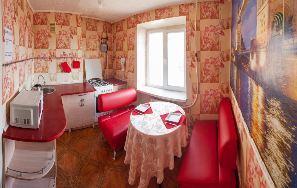 克里沃罗格Apartment Mira 35的一个带红色椅子和桌子的小厨房