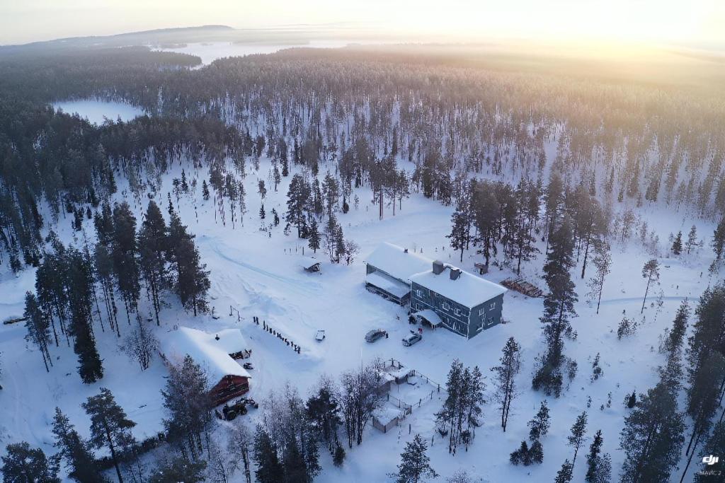 库萨莫Northernlight guesthouse的雪中建筑物的空中景观