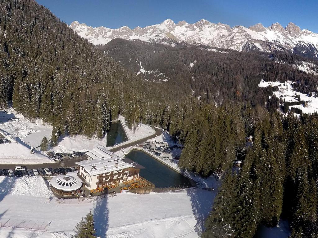 法尔西德多洛米蒂酒店的享有高山滑雪小屋的空中景致