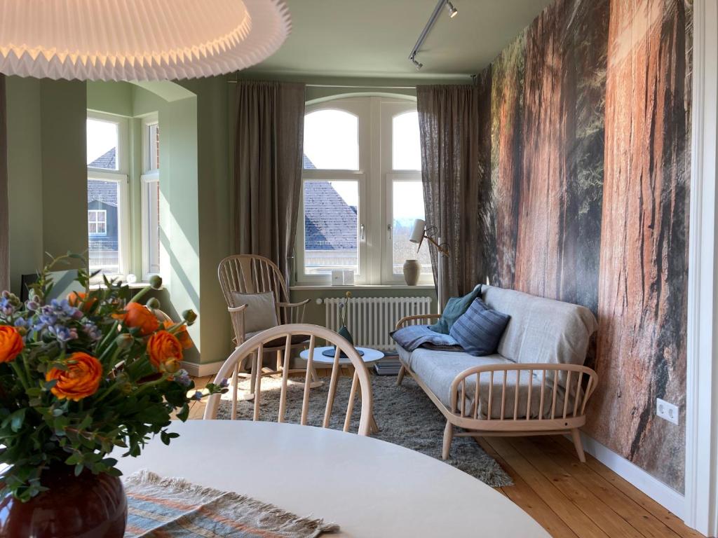 代特莫尔德RaumAusbeute Design Apartment NaturRaum的客厅配有沙发和桌子