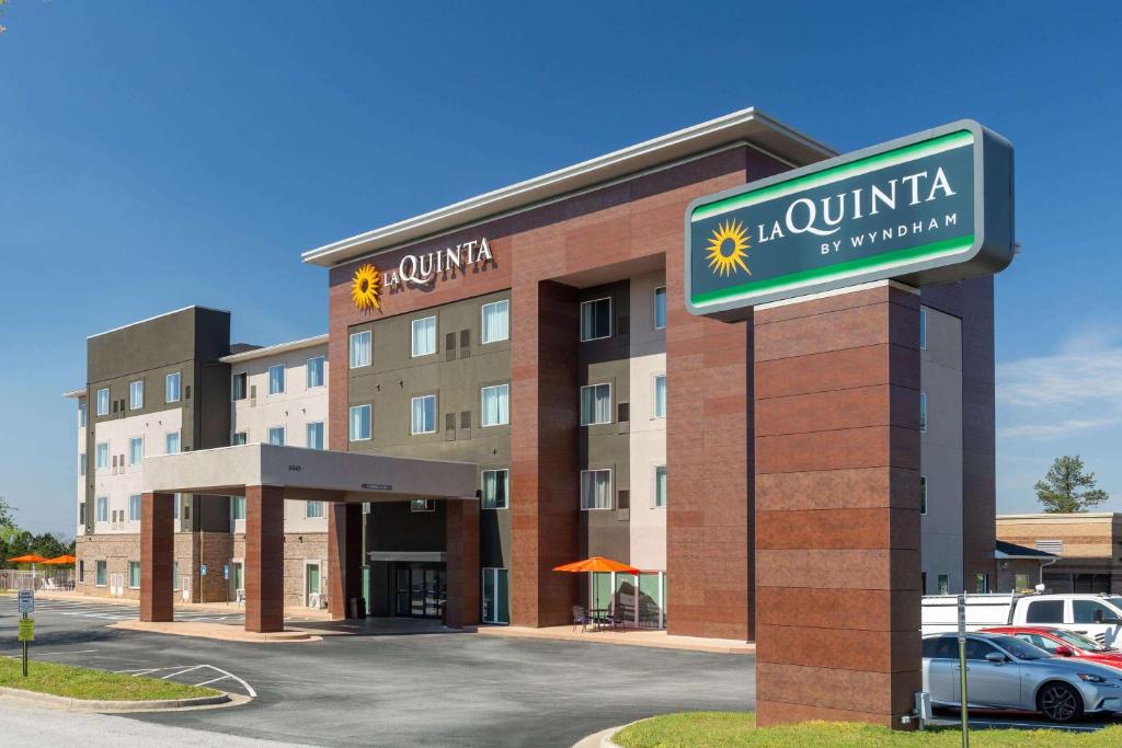 奥古斯塔La Quinta Inn & Suites by Wyndham Augusta Fort Eisenhower的前面有标志的酒店大楼