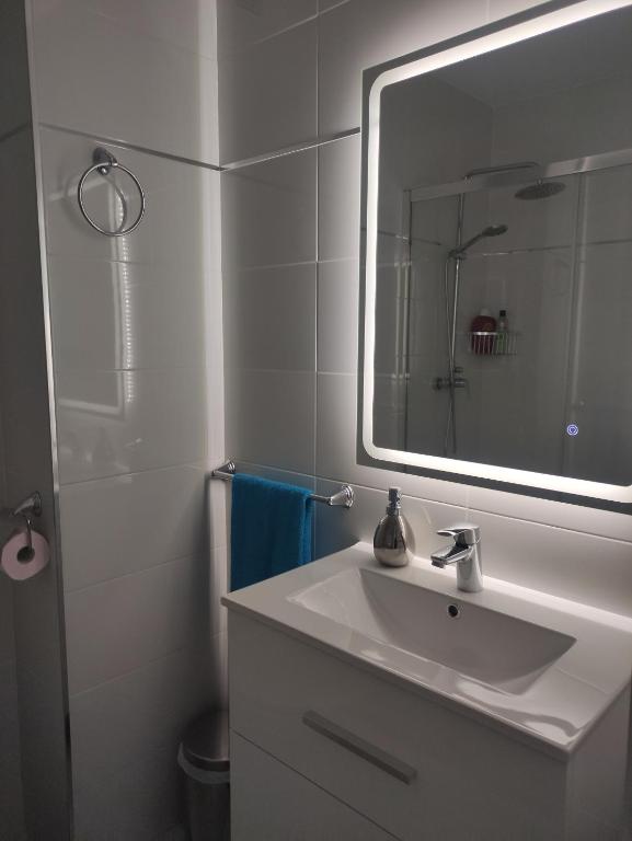 诺沃桑克蒂佩特里Apartamento vacacional máximo 4 personas的白色的浴室设有水槽和镜子