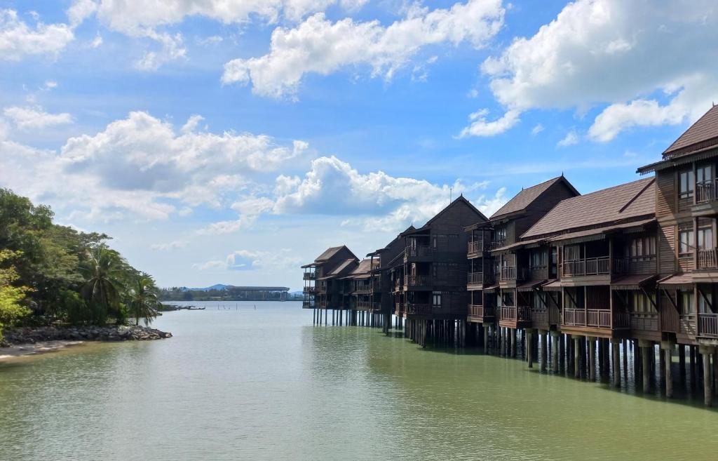 巴东马士力Langkawi Lagoon Hotel Resort的河上一排房屋,有建筑物