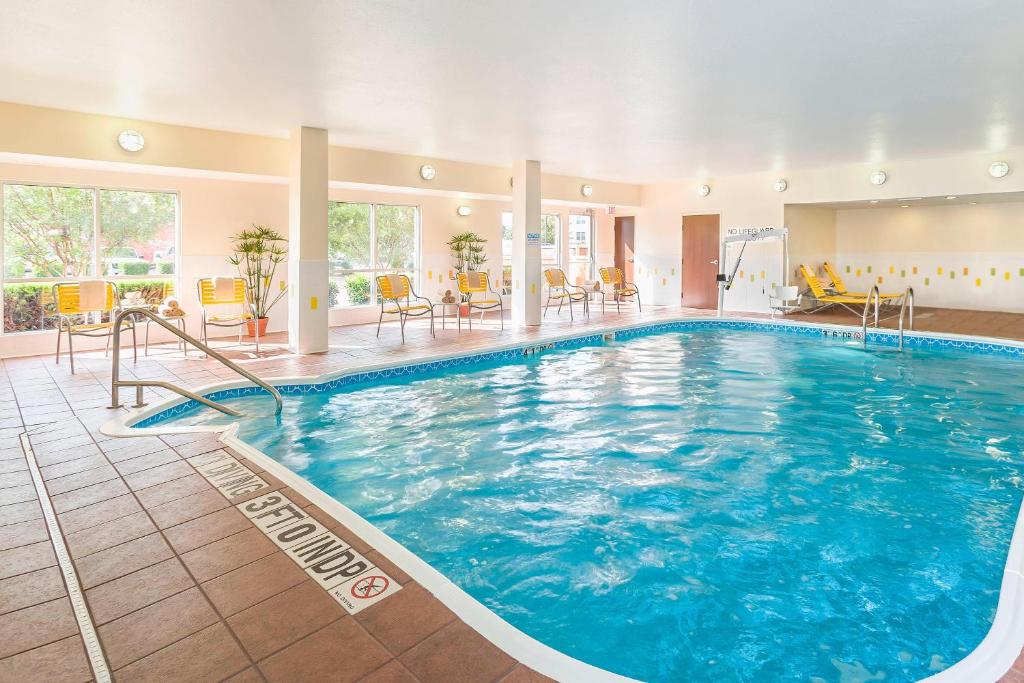 达拉斯达拉斯中央公园费尔菲尔德客栈的在酒店房间的一个大型游泳池