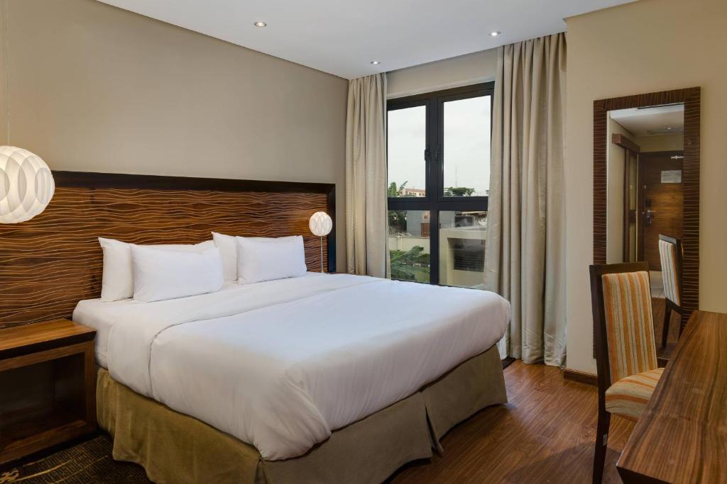 伊凯贾普罗蒂亚万豪Protea酒店的酒店客房设有一张大床和一张书桌。