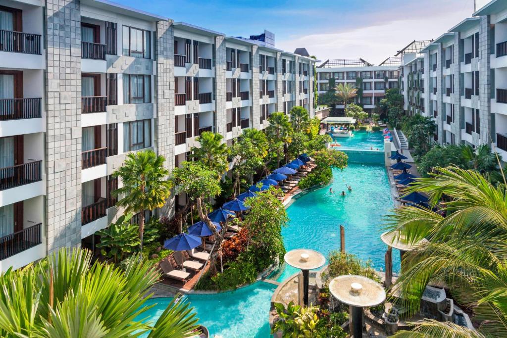塞米亚克Courtyard by Marriott Bali Seminyak Resort的享有度假村游泳池的空中景致