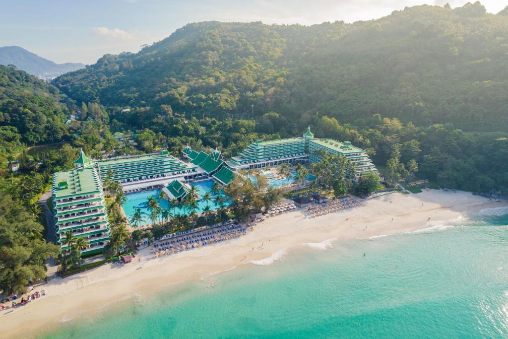 卡伦海滩Le Meridien Phuket Beach Resort -的海滩上的度假村的空中景观