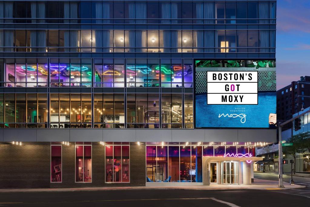 波士顿Moxy Boston Downtown的带有读取位置资金的标志的建筑物