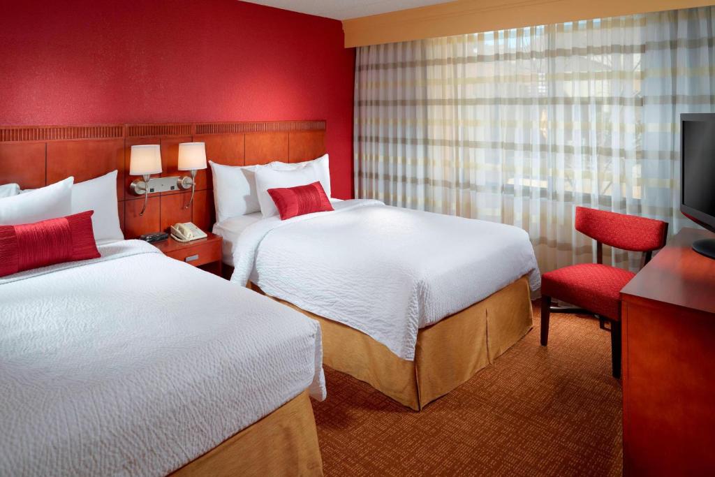 哥伦布哥伦布万怡酒店的酒店客房设有两张床和电视。