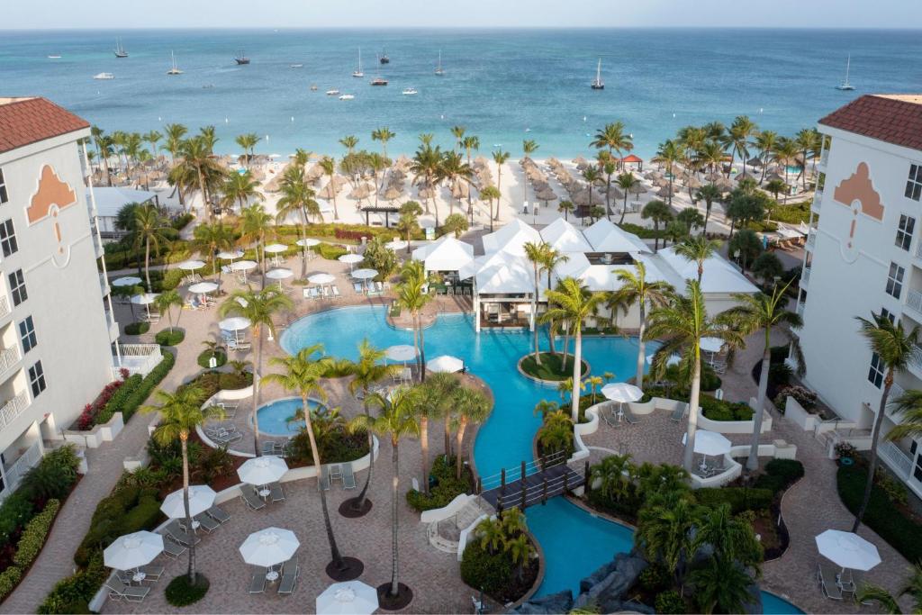 棕榈滩万豪阿鲁巴海洋俱乐部度假村的享有度假胜地的空中景致,以海洋为背景