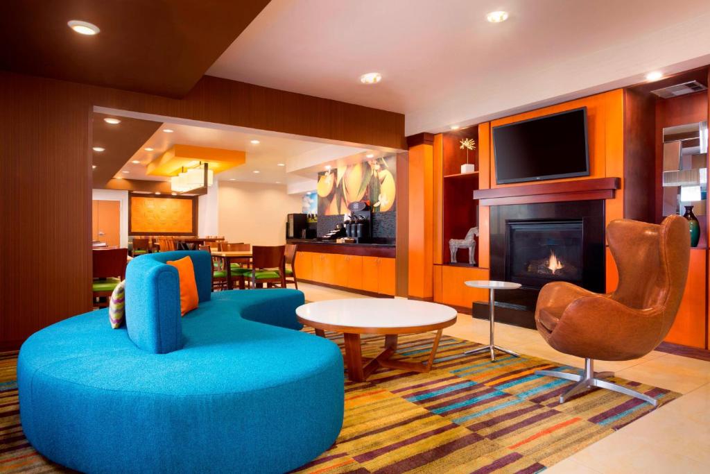 休斯顿休斯顿能源走廊/凯蒂高速公路万豪费尔菲尔德酒店的客厅设有蓝色的沙发和壁炉