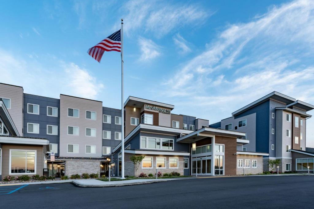 威克斯巴勒Residence Inn by Marriott Wilkes-Barre Arena的悬挂在旅馆上的美国国旗