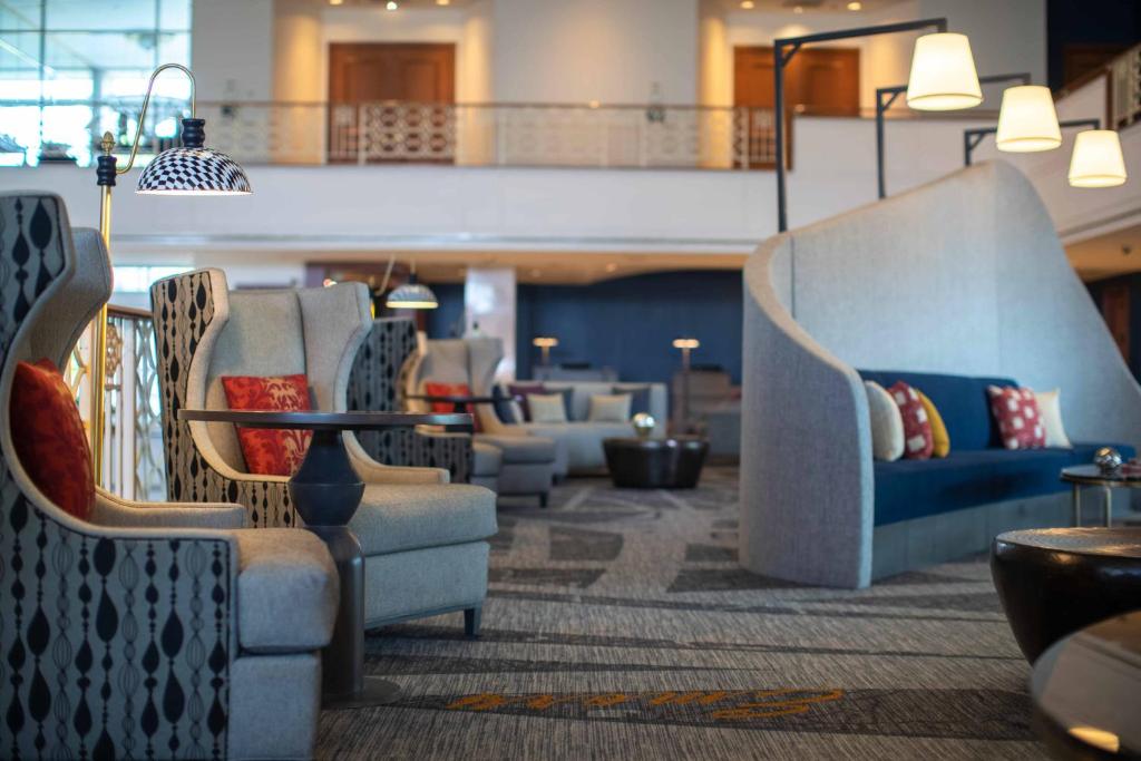 亚特兰大亚特兰大机场康考斯万丽酒店的大楼内一个带沙发和椅子的大堂