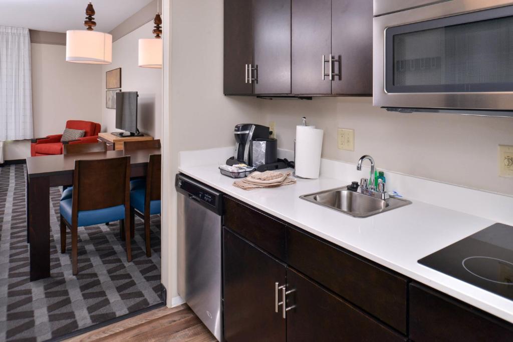 吉列TownePlace Suites by Marriott Gillette的厨房配有水槽和台面