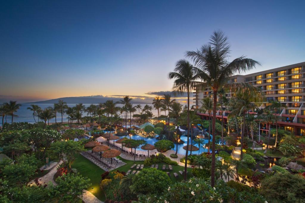 拉海纳毛伊岛海洋俱乐部万豪酒店 - 拉海纳&纳皮里大厦的享有度假村的空中景致,设有游泳池和棕榈树