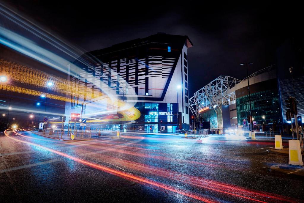 曼彻斯特Hotel Football, Old Trafford, a Tribute Portfolio Hotel的夜幕,建筑和街灯