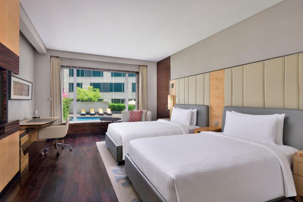 新德里新德里空港JW万豪酒店的酒店客房带两张床和一个客厅