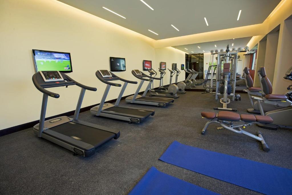 TocumenCourtyard by Marriott Panama Metromall的健身房,配有一排跑步机和机器