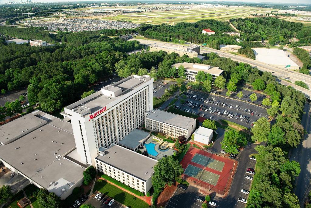 亚特兰大亚特兰大机场万豪酒店 的享有带游泳池的大楼的顶部景致
