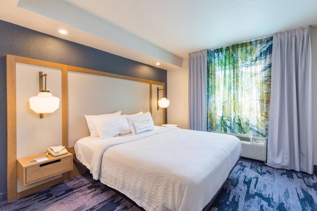坦帕坦帕北费尔菲尔德万豪酒店的酒店客房设有床和窗户。