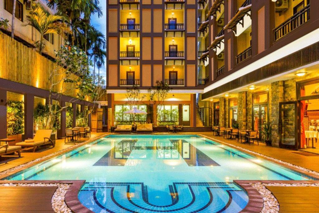 暹粒Sokchea Angkor Hotel的一座建筑物中央的游泳池