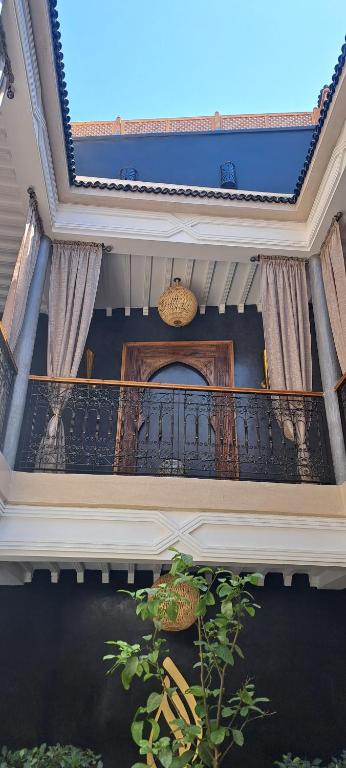马拉喀什Riad Al Nubala的阳台,带栏杆的房屋