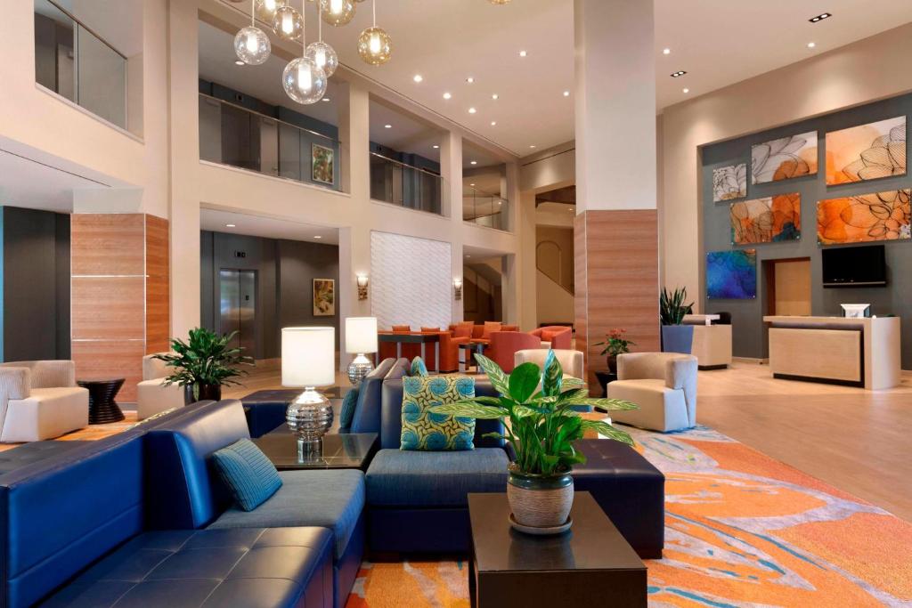 安纳海姆阿纳海姆加登格罗夫内港万豪酒店的大堂,设有蓝色的沙发和桌子