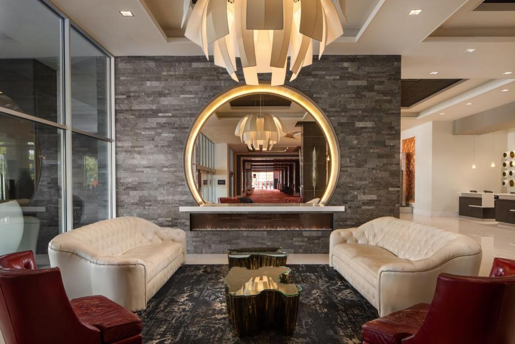 斯波坎达文波特格兰德签名收藏酒店的客厅配有两张沙发和一面镜子