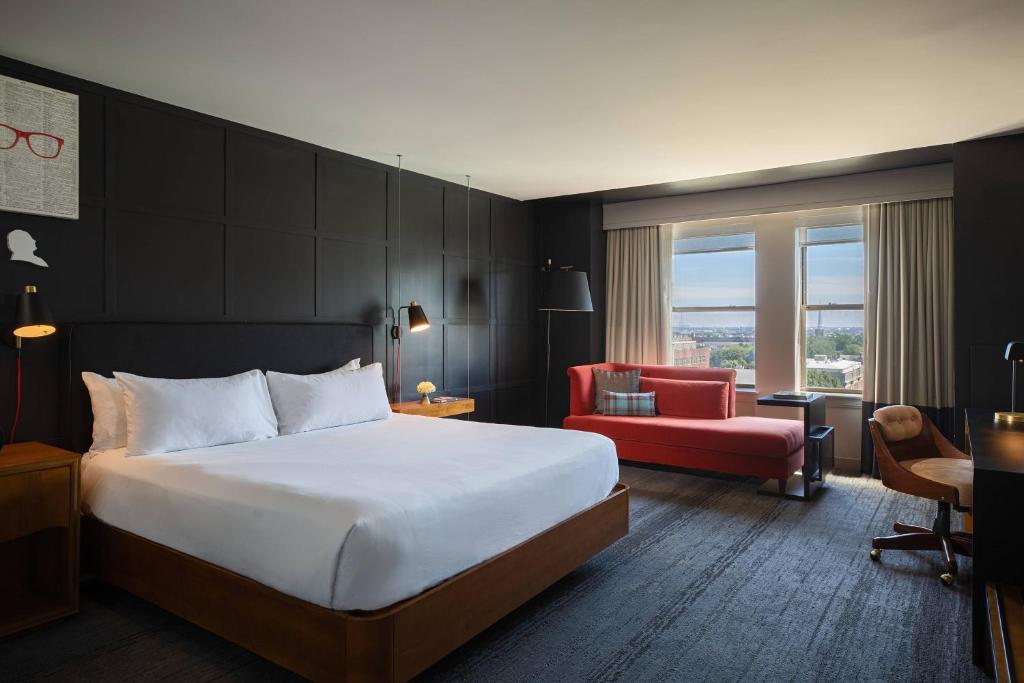 费城费城市中心万丽酒店的酒店客房,配有一张床和一张红色椅子