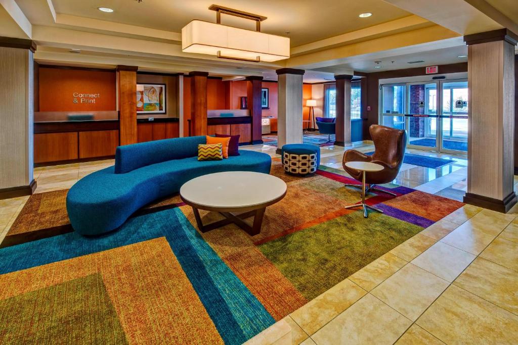 奥利夫布兰奇Fairfield Inn & Suites Memphis Olive Branch的大堂设有蓝色的沙发和桌椅