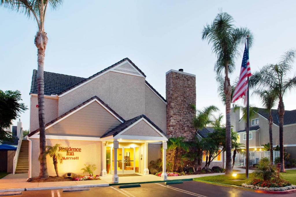 尔湾欧文光谱住宅酒店的一座棕榈树建筑