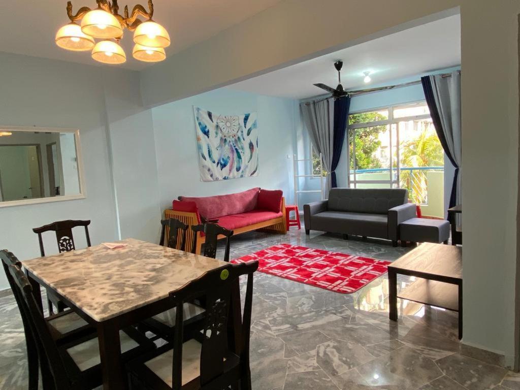 Kampong Tanah MerahMr Singh Homestay的客厅配有沙发和桌子