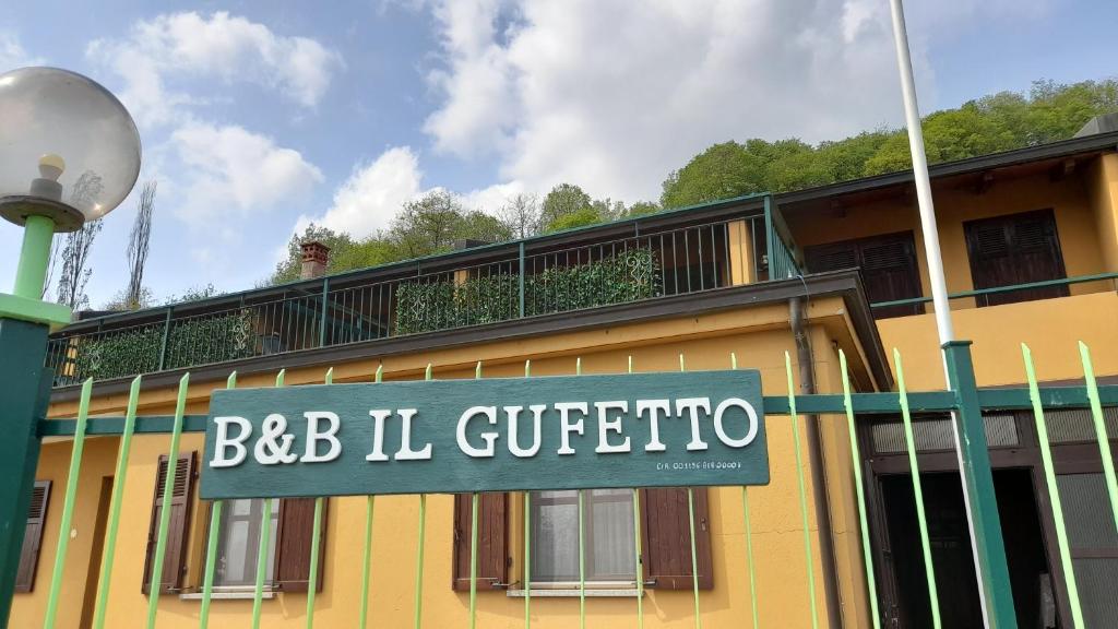 维韦罗内B&B Il Gufetto的黄色建筑一侧的标志