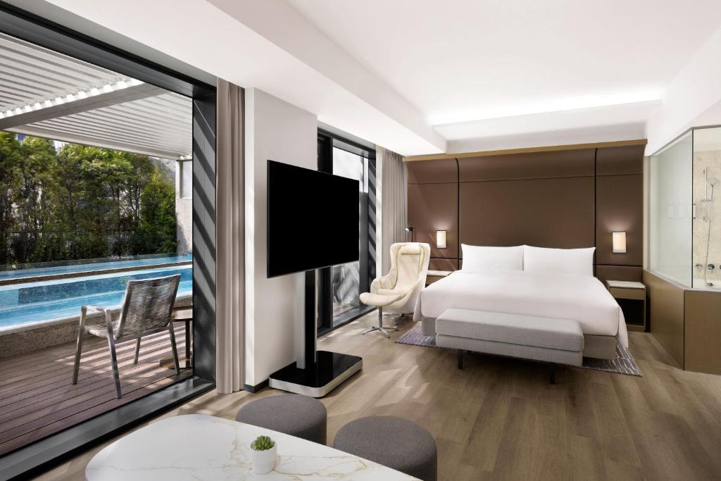 首尔首尔江南SODOWE大使美居酒店的酒店客房设有一张床和一个大窗户