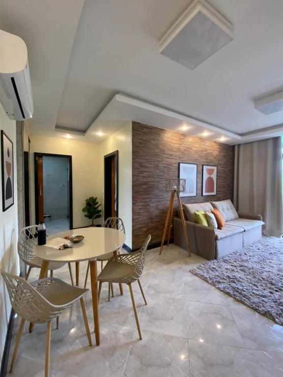 里约热内卢Local 401 Apartment的客厅配有桌椅和沙发